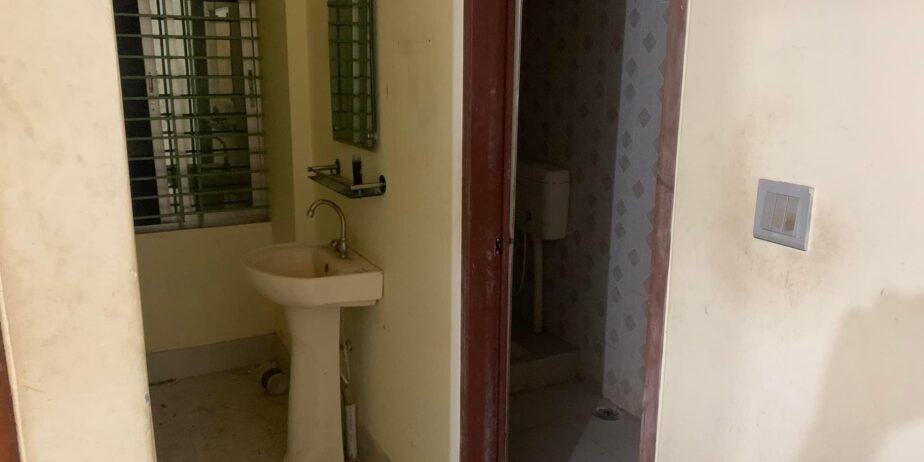 লেকের সাথে ব্যাচেলর বাসায় জানুয়ারি মাসে সিট ভাড়া হবে।ব্যালকনি সহ, টাইলস, কিচেন।